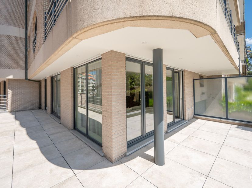 Stijlvol gerenoveerd hoekappartement met royale gevelbreedte en zuidgerichte terras.&lt;br /&gt;
Dit stijlvolle vernieuwde appartement bevindt zich op een t