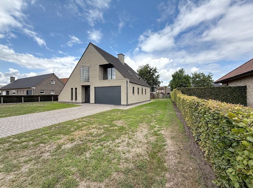 Deze grote gezinswoning staat te koop in een aangename en rustige buurt in Kaprijke. Het huis wordt getypeerd door grote ruimtes binnen, een praktisch