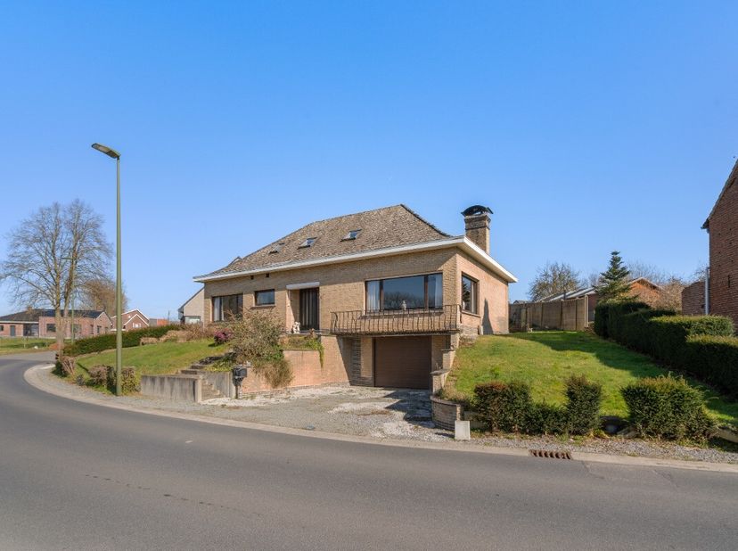 Deze woning biedt veel ruimte en comfort en is ideaal voor gezinnen die op zoek zijn naar woonst in een rustige straat nabij het centrum van Galmaarde