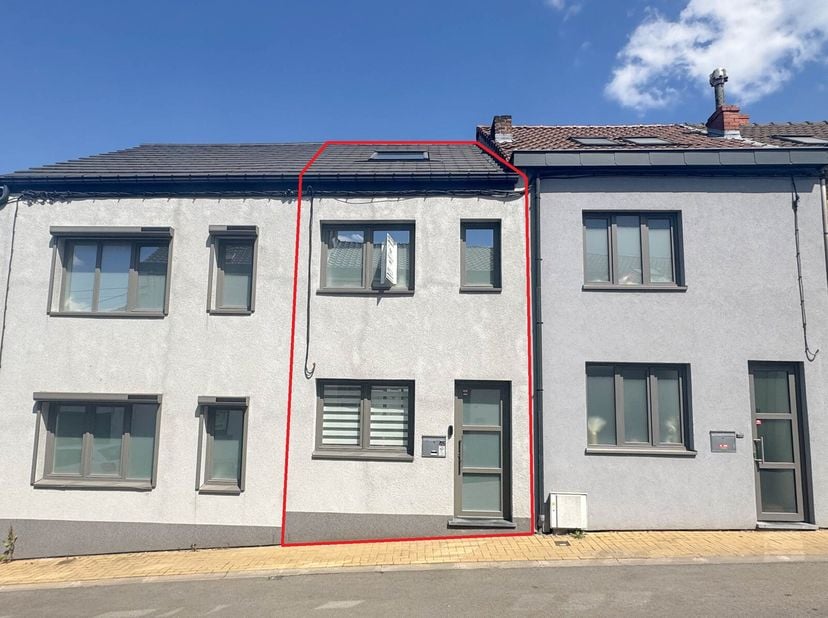 ***PAS DEXTERIEUR***Lagence immobilière STRAZZERIMMO vous présente cette jolie maison rénovée 2ch habitable immédiatement située dans une rue calme et