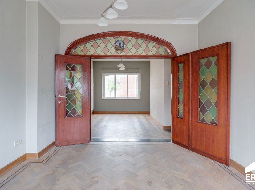 [[ DIT PAND NEEMT DEEL AAN DE ERA OPEN HUIZEN DAG OP 14/6 VAN 11:00 TOT 12:00 ]] Deze woning is gelegen op een toplocatie tussen de grote en de kleine