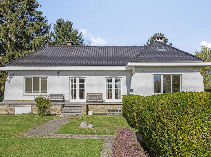 Villa prête à emménager à Maleizen, idéale pour une profession indépendante, située à proximité de la gare de La Hulpe, sur un terrain de ±14a22ca. El