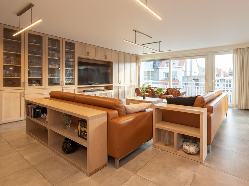 Uitzonderlijk ruim appartement met vier slaapkamers, twee badkamers en zongericht terras in het centrum van Nieuwpoort-Bad met maar liefst 12 meter ge