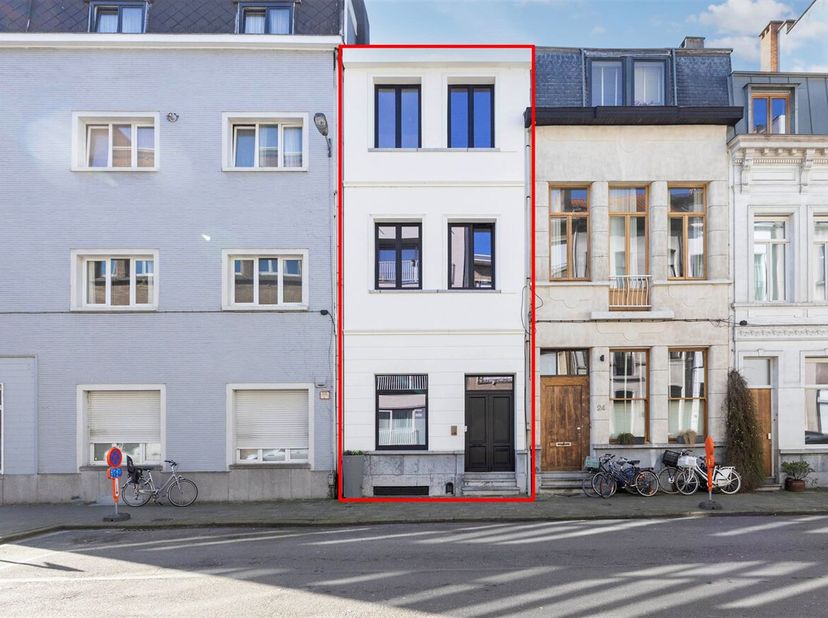 Prachtig gerenoveerd herenhuis (180 m² incl. kelder) met gezellige stadskoer&lt;br /&gt;
Locatie: Dit charmant herenhuis staat te koop in de Bolwerkstraat,