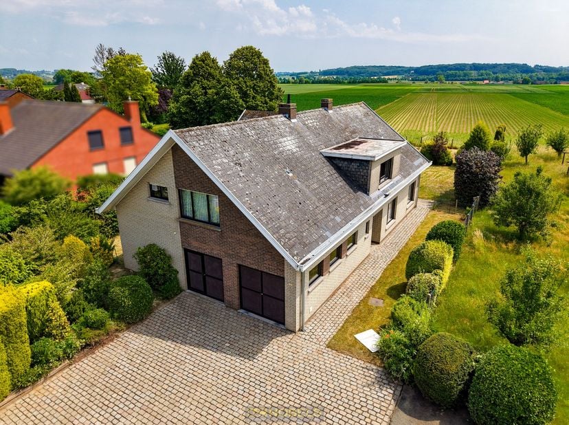 VILLA CENTRALE ET VERTE à Wortegem-Petegem qui se distingue par son ESPACE, sa STRUCTURE et son POTENTIEL. Grâce à son espace de vie EXCLUSIF, ses 5 C