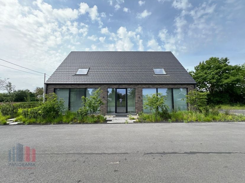 Dit splinternieuwe kantoor heeft een totale oppervlakte van 400 m² als ook 80 m² archiefruimte.&lt;br /&gt;
Het gebouw is ontworpen met oog voor functionali