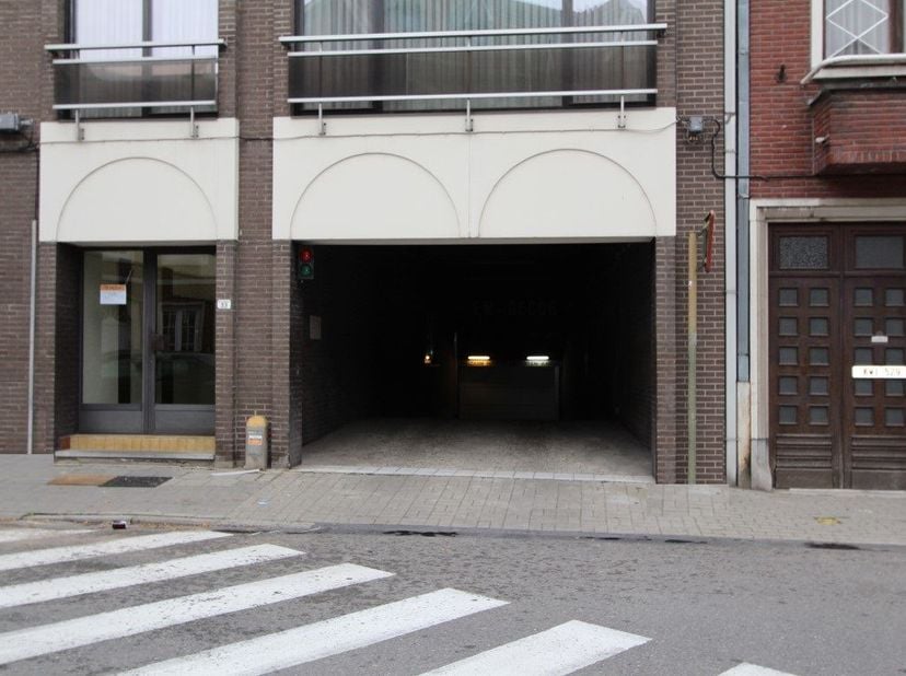 Deze ondergrondse staanplaatsen liggen op slechts 5 minuten wandelen van het centrum en vlakbij het station van Sint-Truiden. Er zijn 48 standaard sta