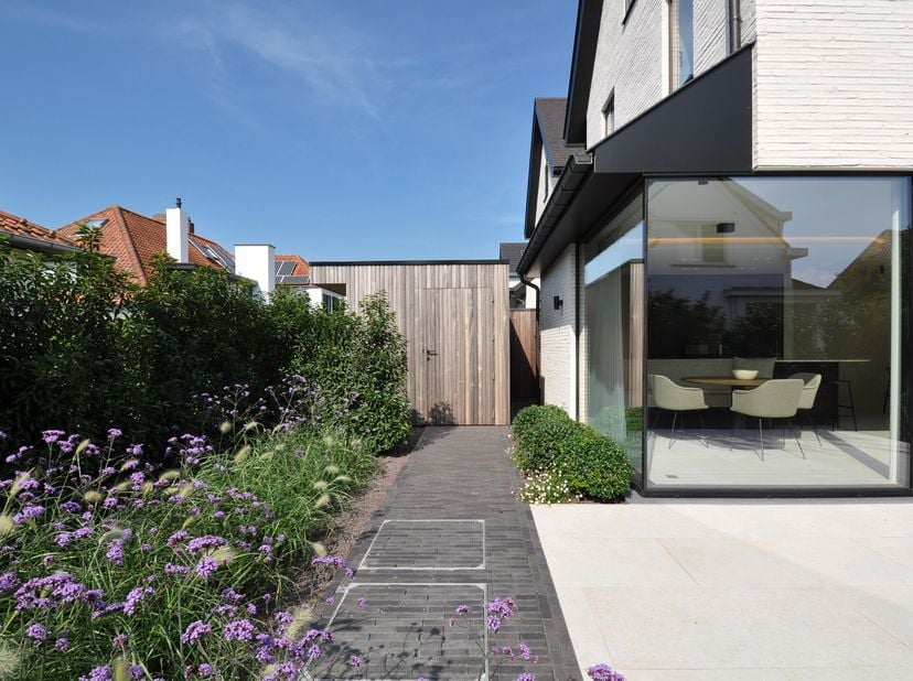 Deze unieke en rustig gelegen nieuwbouw koppelvilla met 6 volwaardige slaapkamers bevindt zich nabij de Zeedijk en vlakbij het centrum van Knokke.&lt;br