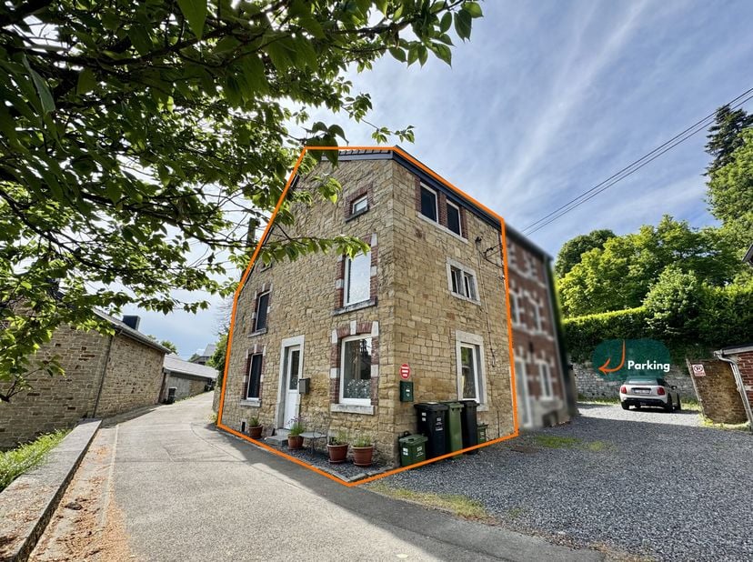 SOUS-SOL :  1 cave&lt;br /&gt;
REZ-DE-CHAUSSEE : ±38m²&lt;br /&gt;
- Hall d&#039;entrée de ±3m² sur carrelage,&lt;br /&gt;
- Cuisine de ±13m² sur vinyle avec meubles, cuisin