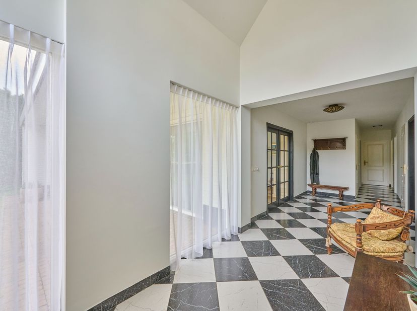 Deze smaakvol gerenoveerde woning is gelegen op een gunstige ligging in Achel, nabij de Nederlandse grens op een perceel van 9a60ca. Met de aanwezighe