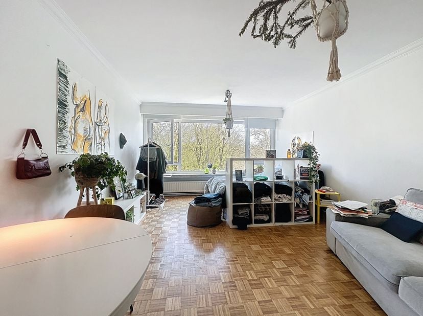 L&#039;appartement est situé au cinquième étage et fait partie de la Residentie Erasmus, à deux pas du parc de la Citadelle et de la gare Gand-Saint-Pierre