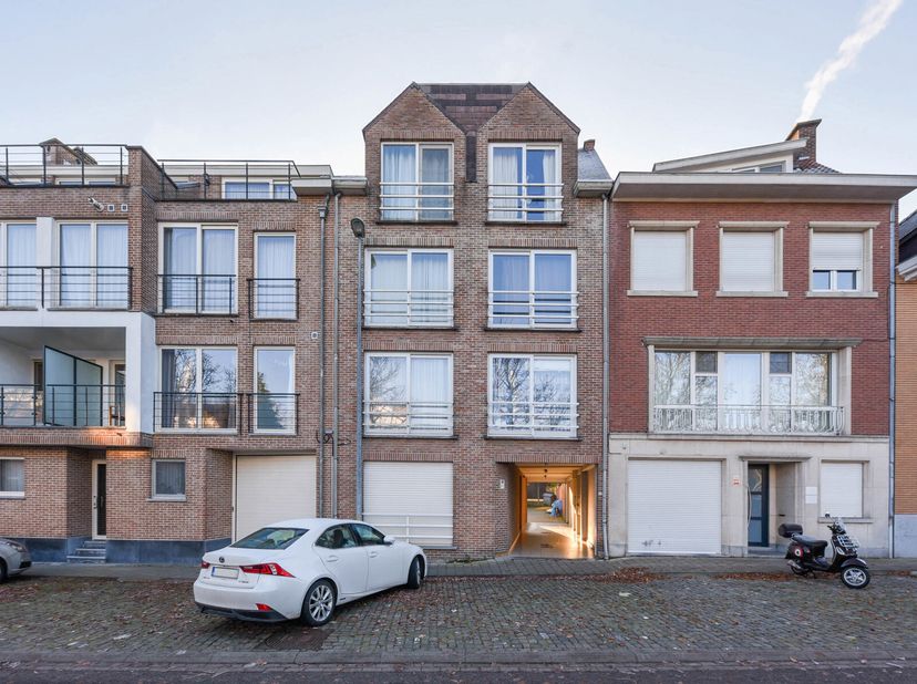 ENKEL VOOR STUDENTEN: Deze dakstudio is gelegen op de vierde verdieping van een kleinschalige residentie op de groene Kardinaal Mercierlaan. Hij is vo