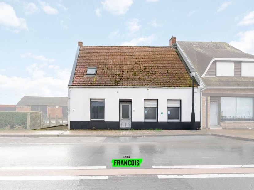 Au cur de Oost Cappel, nous trouvons cette maison à rénover offrant de nombreuses possibilités.&lt;br /&gt;
La disposition de la maison est la suivante : un