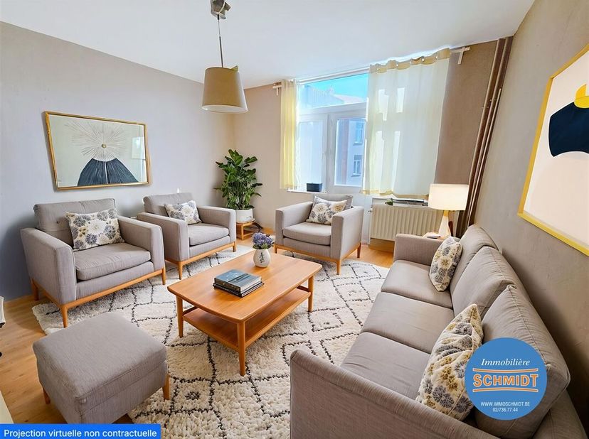 IMMOSCHMIDT - FOREST (Saint-Denis) : Te renoveren appartement van 70m² op de 3de en laatste verdieping van een klein gebouw. Het bestaat uit een woonk