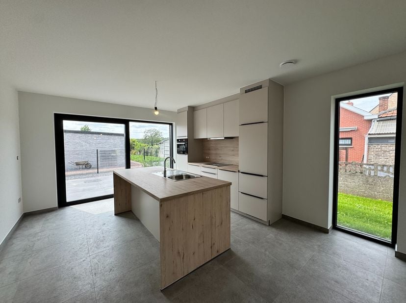 Deze prachtige nieuwbouwwoning van 130m² biedt alle comfort van vandaag in een stijlvolle en energiezuinige uitvoering. De ideale gezinswoning met een