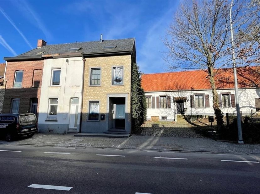MAISON PRÊTE À ÊTRE EMMÉNAGÉE AVEC UN BEAU JARDIN DE VILLE.&lt;br /&gt;
La propriété comprend :&lt;br /&gt;
REZ-DE-CHAUSSÉE :&lt;br /&gt;
Hall d&#039;entrée aménagé en burea