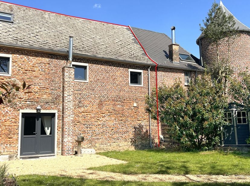 Uniek op 20 minuten van LLN. Prachtige karaktervolle woning, volledig gerenoveerd in 2019, op een mooi privéperceel van 4,22 are, zuidelijk georiëntee