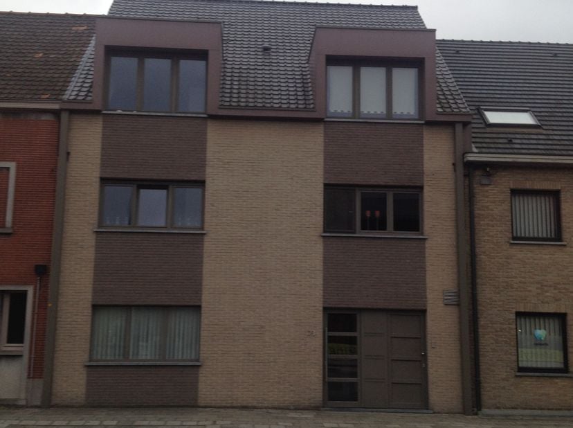Bemeubelde studio te huur te DEINZE, Gaversesteenweg 73 Bus 3 bestaande uit zit- en eethoek, ingerichte keuken, 1 slaapkamer, badkamer, bergruimtes, f
