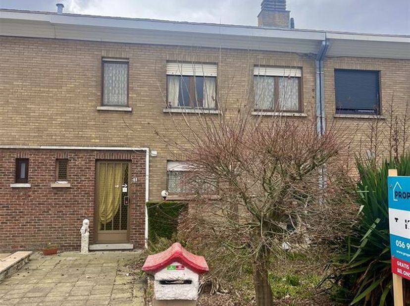 Ontdek deze stevige te renoveren woning gelegen in het hart van Izegem, ideaal voor wie op zoek is naar een rustieke en authentieke  woning. Deze woni