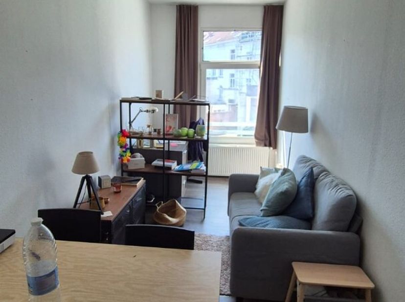 Ben je op zoek naar een studentenkamer in Leuven? Dan is residentie BOND104 misschien wel iets voor jou! Deze bemeubelde kamer heeft een bewoonbare op