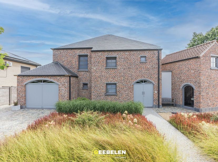 Deze prachtige villa in landelijke stijl is gelegen op een rustige locatie in een doodlopende straat op 5 min. rijden van de Nederlandse grens.&lt;br /&gt;
