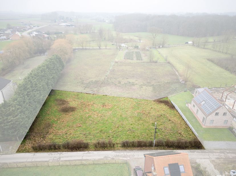 Ce terrain à Wanzele est situé dans un emplacement unique et offre la possibilité de construire cinq maisons (4 semi-ouvertes et une fermée) selon la