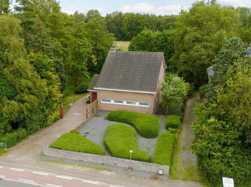 Ben je op zoek naar een ruime woning met karakter op een royaal perceel in een groene omgeving? Dan is deze open bebouwing met een perceel van 1886 m²