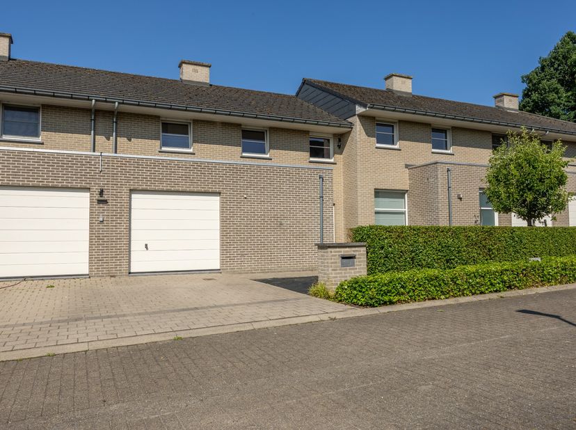 Ben je op zoek naar een recente woning (bouwjaar 2010) in een rustige verkaveling nabij de Schelde? Deze hippe instapklare woning is rustig gelegen in