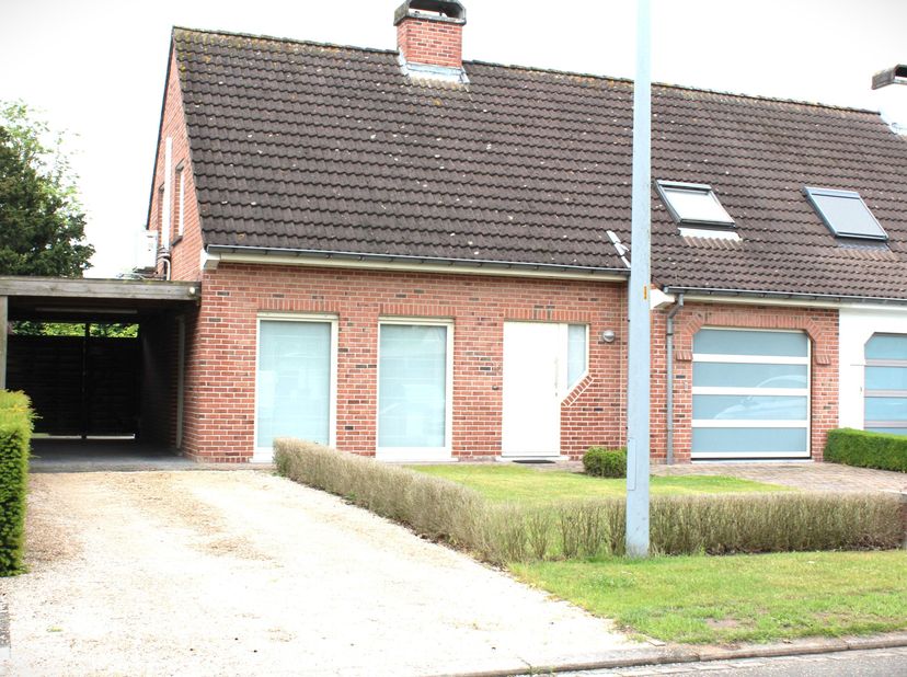 Rustig gelegen woning met 3 slpk, tuin, garage en carport.&lt;br /&gt;
Instapklare goed onderhouden koppelwoning, bestaande uit een inkomhal met afzonderlij