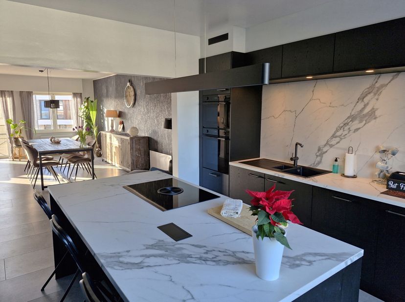 Charmant appartement, tip top in orde met 4 slpks gelegen in centrum Haacht, in een groene omgeving en nabij openbaar vervoer, winkels en scholen. De