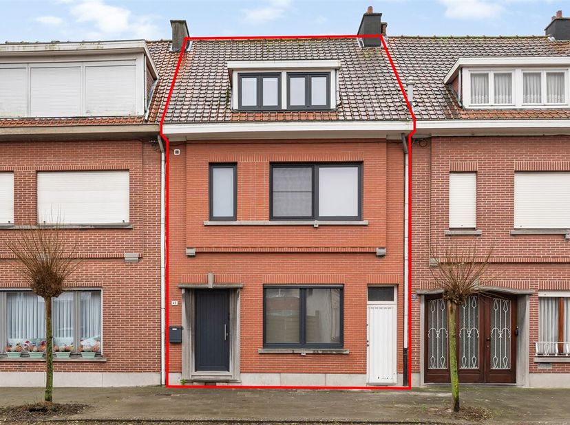 Prachtig gerenoveerde woning met grote tuin in Burcht.&lt;br /&gt;
Deze woning met gezellige grote tuin bevindt zich op een centrale ligging te Burcht.  &lt;br