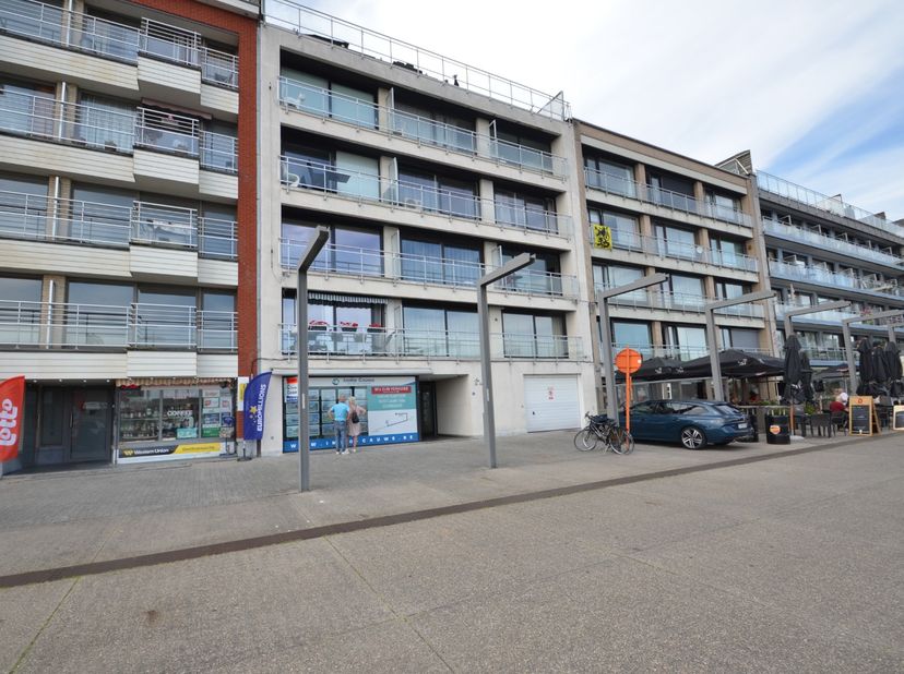 Ruim gelijkvloers pand gelegen op de Rederskaai te Zeebrugge. Mits enkele aanpassingen om te vormen handelsruimte bestaande uit vooraan woon/leefruimt