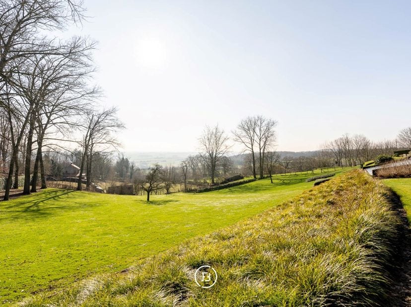 Deze indrukwekkende villa, gelegen op het hoogste punt van Vlaanderen in het schilderachtige Hotond-Scherpenberg natuurgebied, biedt een mooie combina