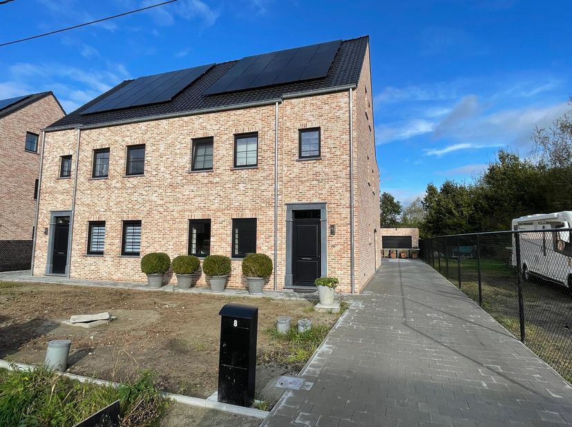 Deze rustig gelegen energiezuinige nieuwbouw voorziet in alle luxe en comfort en beschikt over o.a. zeer ruime en lichtrijke leefruimte met open keuke