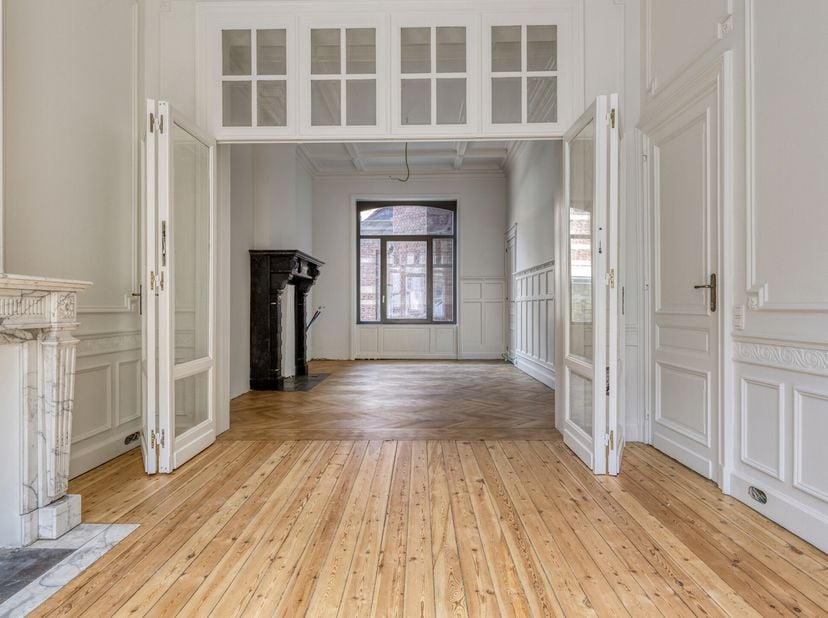 Meymo is een prestigieus renovatieproject dat een historisch douanegebouw uit 1906 nieuw leven inblaast, gelegen nabij Thurn &amp; Taxis, Gare Maritime en