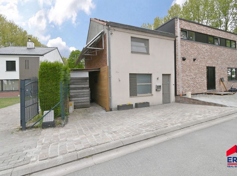 Heb jij altijd al willen wonen op een plek waar je thuiskomt in de rust, omringd door groen, en toch vlak bij alles wat je nodig hebt? Dan is dit jouw
