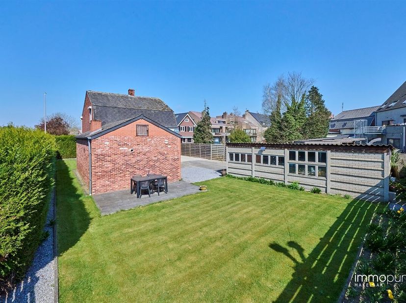 Te renoveren woning met 4 slaapkamers op een perceel van 4a 39ca in het centrum van Hamont. De woning is gesitueerd in de Molenstraat, vlakbij het ope