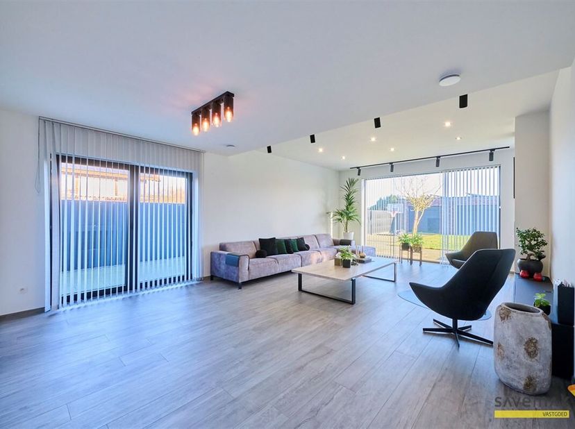 Op een ruim en breed perceel van 850m² (voorheen 2 percelen) vinden we deze recent gebouwde kangoeroewoning.&lt;br /&gt;
Gelegen in een verkeersarme straat