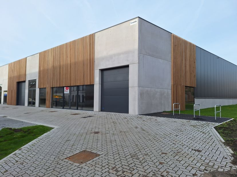 Cette nouvelle unité Hang/SME est située dans la Wontergemstraat, près du centre de Dentergem, mais reste très facilement accessible. &lt;br /&gt;
Spécifica