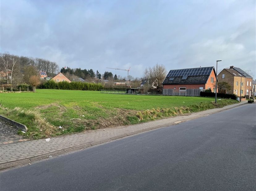 Wij zijn verheugd om deze schitterende bouwgrond te koop aan te bieden in Korbeek-Lo. Deze bouwgrond is uiterst centraal gelegen, op een zucht van Leu