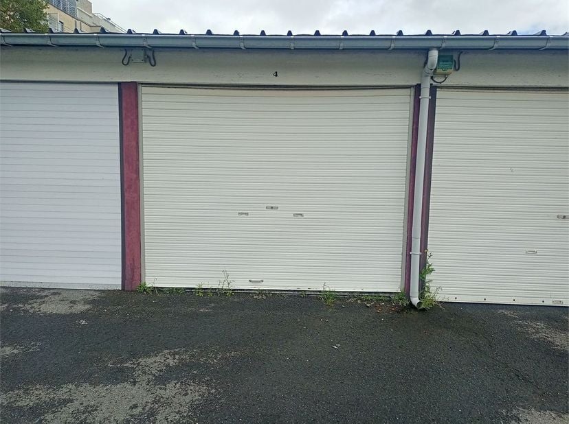 Deze afgesloten garagebox is gelegen in een afgesloten Residentie de Zeedijk te Oostende-Mariakerke.&lt;br /&gt;
&lt;br /&gt;
Via een automatische poort krijgt me
