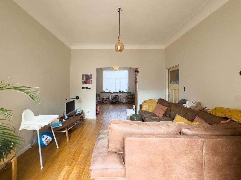 Idéalement située, au cur des quartiers recherchés de Berchem / Basilique, Trianon Invest vous propose cette charmante maison bien rénovée sous permis