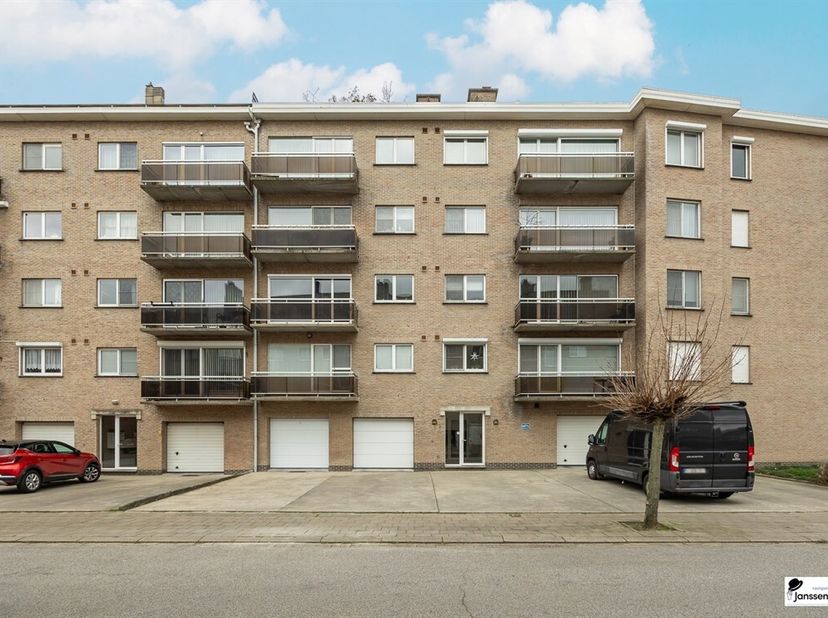U betreedt het appartement via de inkomhal, die is voorzien van een parketvloer en een ingebouwde vestiairekast. De hal biedt toegang tot drie slaapka