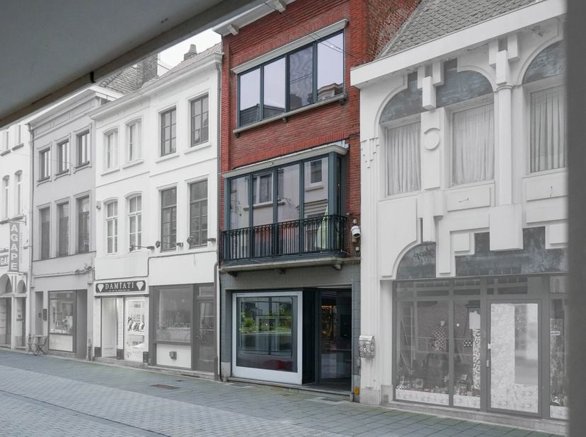 In het hartje van het centrum van Kortrijk, op een toplocatie nabij de winkelstraten en het K Shoppingcentrum, bevindt zich deze ideale starterswoning