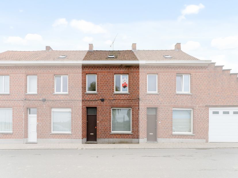 Deze op te frissen woning heeft heel wat troeven in petto.&lt;br /&gt;
Via de vaste trap naar zolder kunnen er nog meerdere kamers worden opgericht.&lt;br /&gt;
B