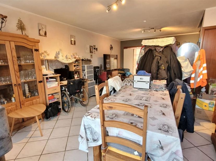 Maison mitoyenne à rénover située dans le centre-ville, à 5&#039; de la Grand-Place.&lt;br /&gt;
Vous y trouverez : une grande pièce à vivre incluant le salon et