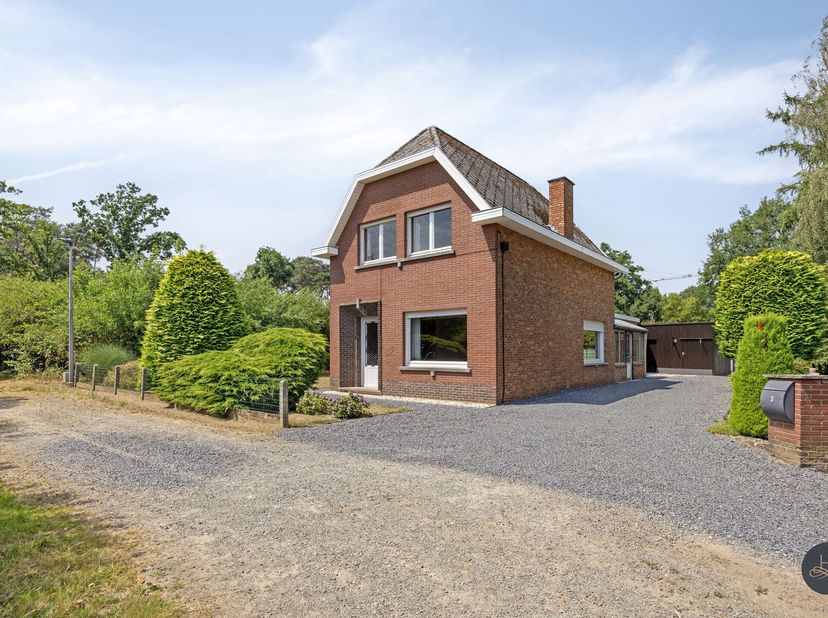 In een rustige, doodlopende zijstraat van Keerbergen vind je deze karaktervolle woning uit 1962, gelegen op een ruim perceel van 920m². Dankzij de kla
