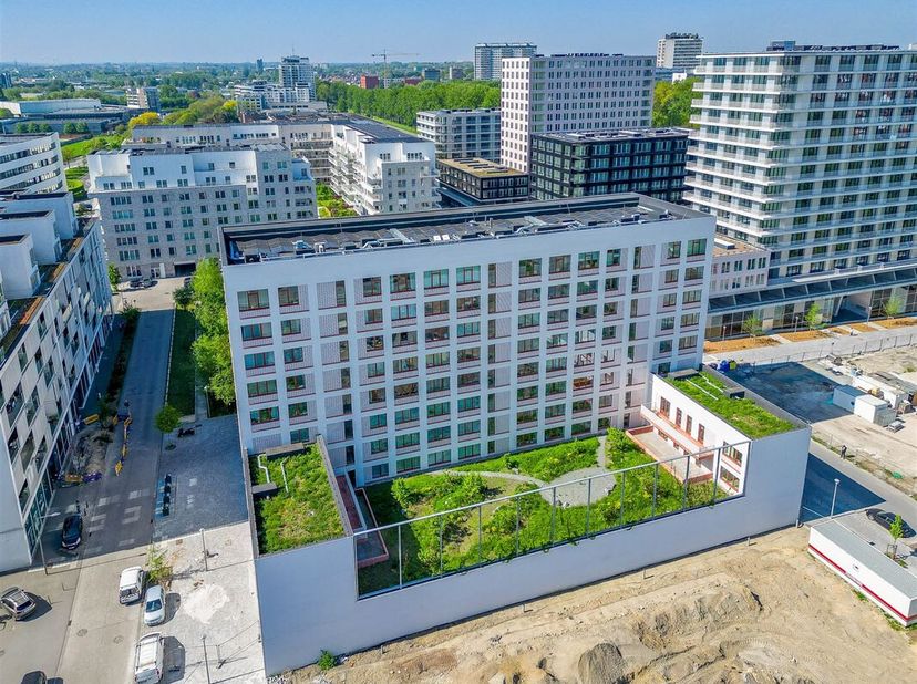 Property One, votre partenaire immobilier, vous présente cet appartement 3 chambres situé au premier étage du projet neuf &quot;Park Side&quot;, lot A.112. Ce b
