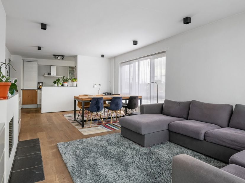 Welkom in jouw nieuwe thuis, gelegen op de derde verdieping van dit piekfijn onderhouden gebouw! Het appartement is gelegen in de Pulhofwijk, een cent