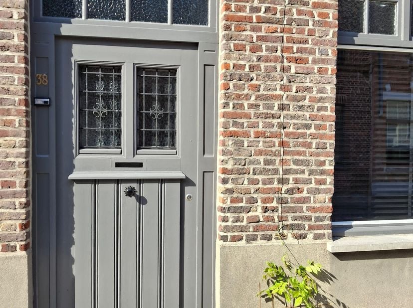 Wonen en genieten in dit Brugs, charmant huisje dat gelegen is in één van de mooiste buurten van Brugge, nabij het Astridpark en de Burg. De inrichtin